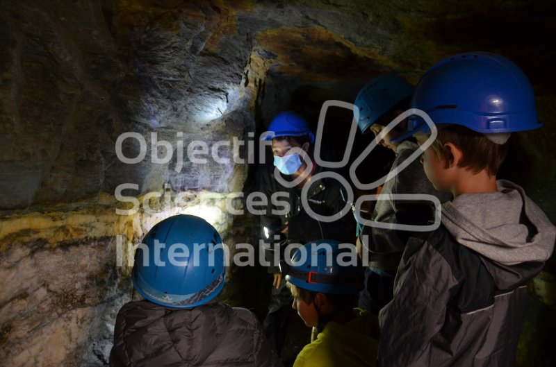 Visite de la mine avec notre guide Jessy
Jour 5: Dans l'ancienne mine de cuivre de Zinal.
Keywords: mine,groupe,sous terrain,souterrain,géologie,casque,cristaux