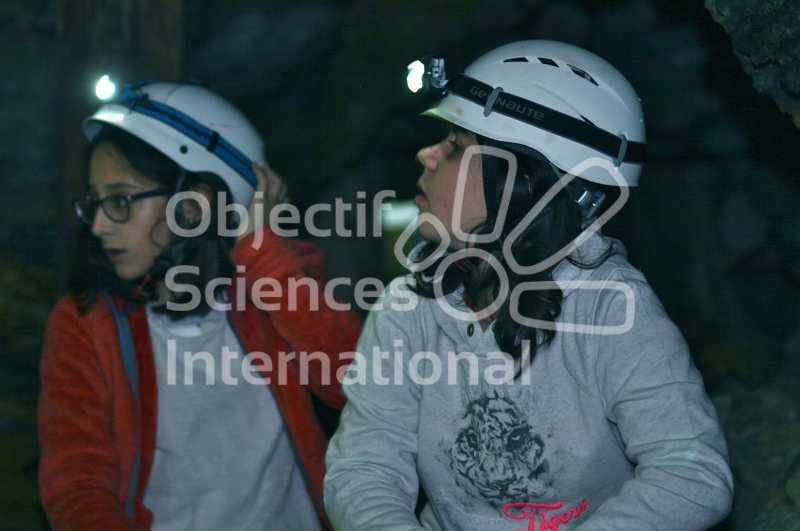 Leane et Marguerite dans la mine
DÃ©couverte de la mine des moulins par les Biodiversita ; recherche d'invertÃ©brÃ©s cavernicoles, St Luc 4 juillet 2016

