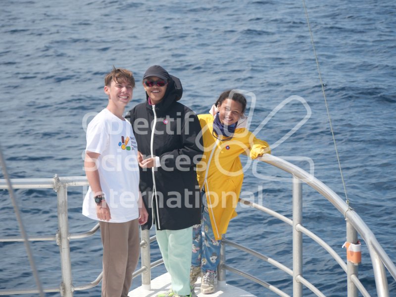 photo_bateau
Kerwann, Violette Love et Lou Rose sur le bateau
Keywords: bateau,ados,mer