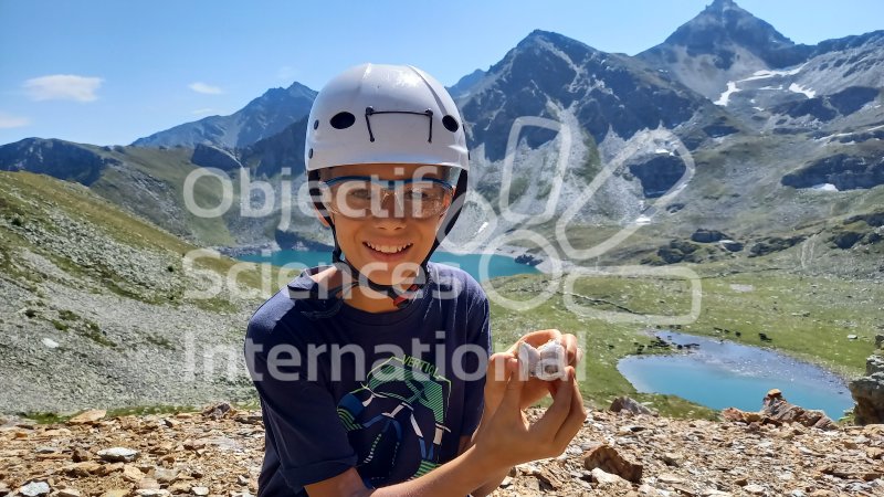 Keywords: montagne,lac,enfant,casque,cailloux