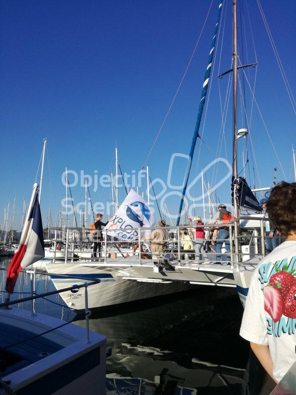 Matia hisse le drapeau 
Matia hisse le drapeau sur le bateau d'observation
Keywords: drapeau,bateau,Matia