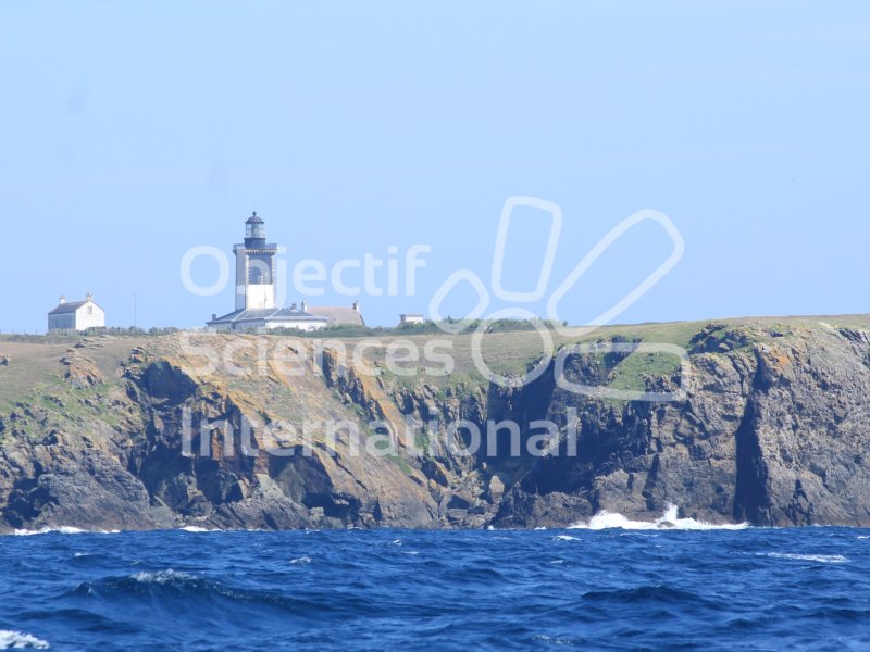 Approche des côtes de l'île de Groix - phare de Pen Men
