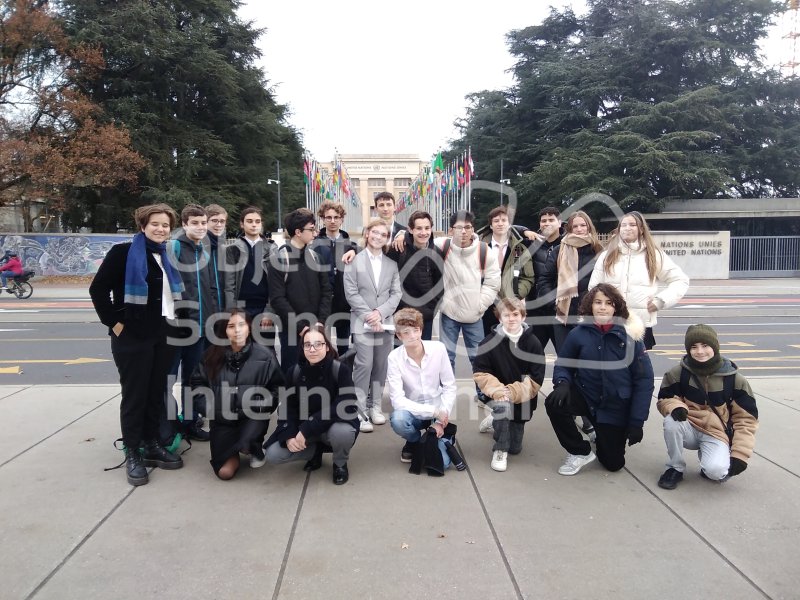 Le groupe des jeunes OSI devant l'allée des drapeaux
Keywords: promenade