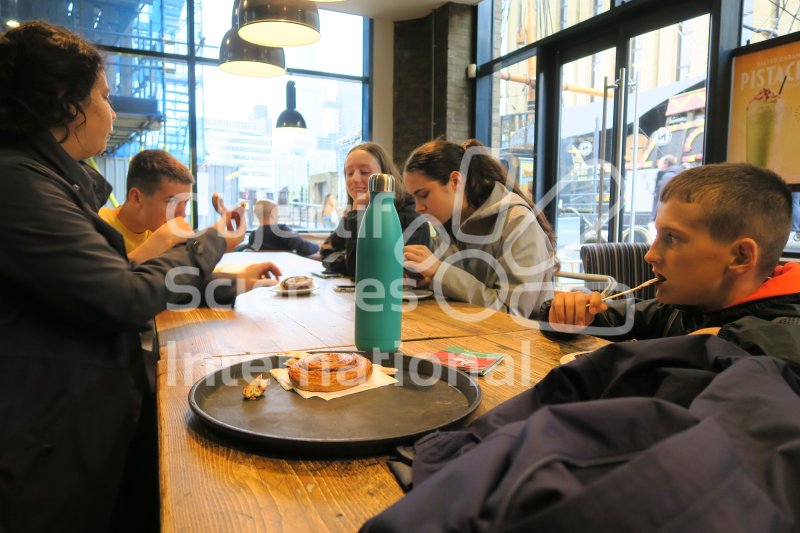 En train de goûter dans un café
Keywords: Vie quotidienne