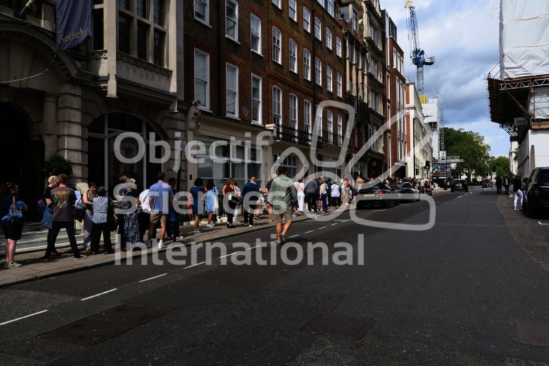 Une partie de la queue pour l'exposition Freddie Mercury
Keywords: London,Londres