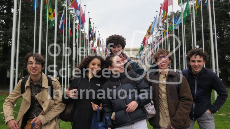 Devant les drapeaux de l'ONU
Version "fun"
